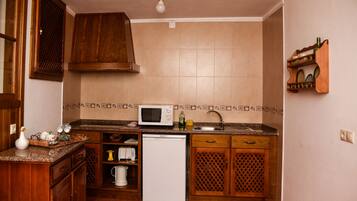 Family House, 1 Bedroom (Alcaide) | Private kitchenette | Fridge, microwave, stovetop, electric kettle