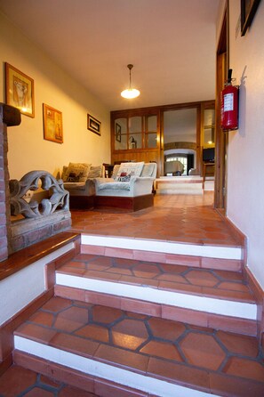 家庭單棟房屋, 1 間臥室 (Alcaide) | 客廳 | 電視、壁爐