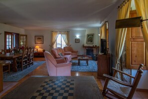 منزل - ٤ غرف نوم (Sol) | منطقة المعيشة | تلفزيون، مدفأة