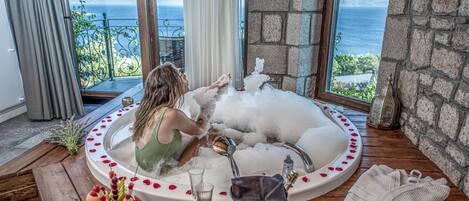 Deluxe Room with Jacuzzi | Een minibar, een kluis op de kamer, een bureau, geluiddichte muren