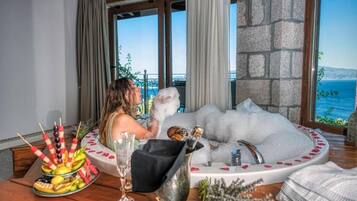 Deluxe Room with Jacuzzi | Bad | Dusj, toalettartikler (inkludert), hårføner og tøfler