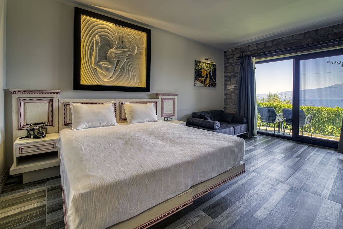 Chambre supĂ©rieure double, balcon, vue sur la mer | Minibar, coffre-fort, bureau, systĂšme dâinsonorisation