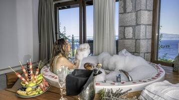 Deluxe Room with Jacuzzi | Tab mandi berpancutan