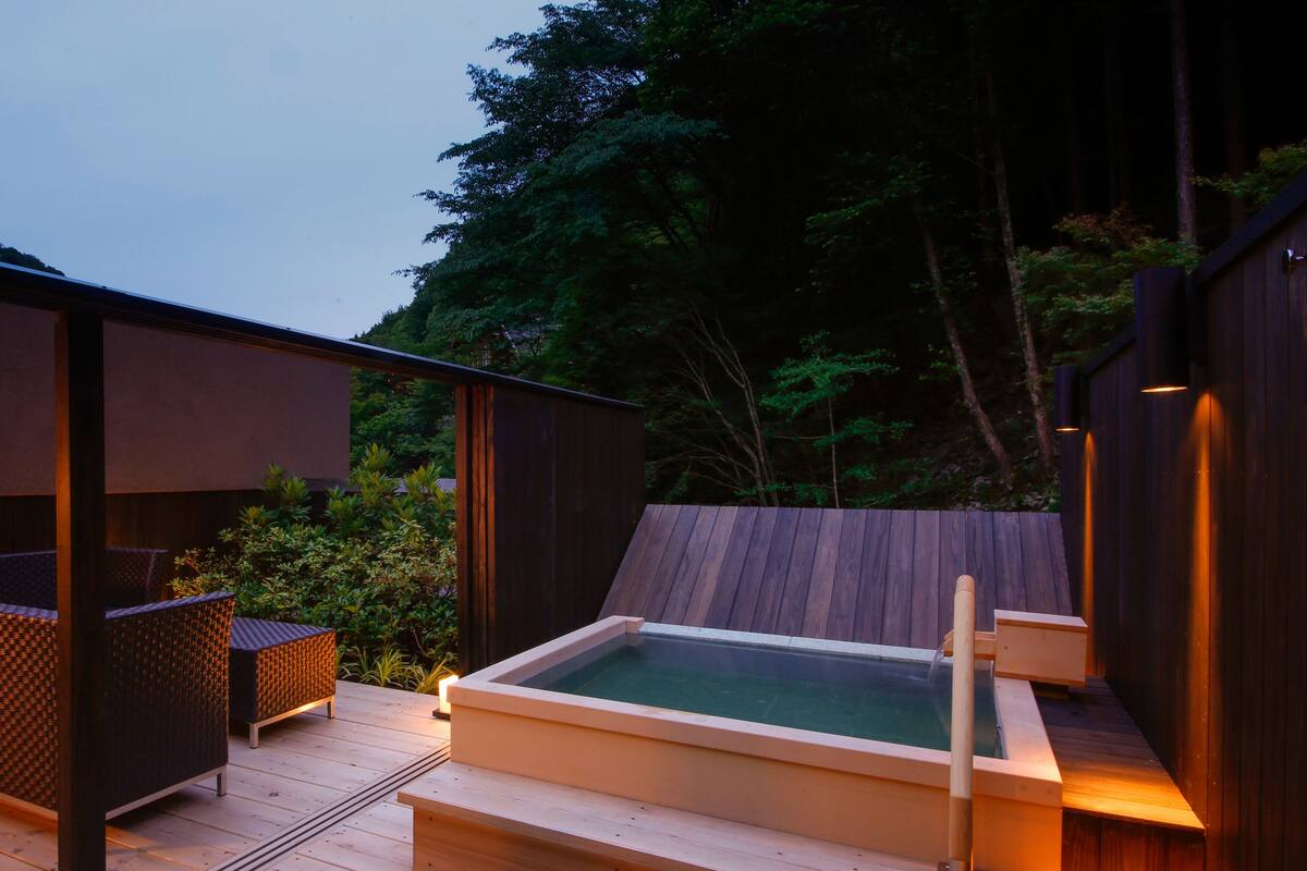 스위트 (Japanese Western Open-Air Onsen F) | 욕실 | 무료 세면용품, 목욕가운, 슬리퍼, 비데
