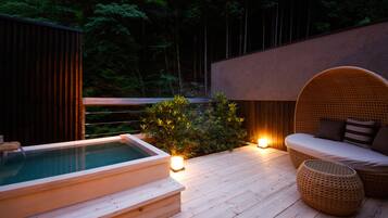 Phòng (with Open-Air Onsen, Type B) | Phòng tắm | Đồ dùng nhà tắm miễn phí, áo choàng tắm, dép đi trong nhà