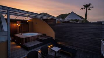 Deluxe Force Room Maisonette with Spa Bath -Main Building | Free WiFi, bed sheets