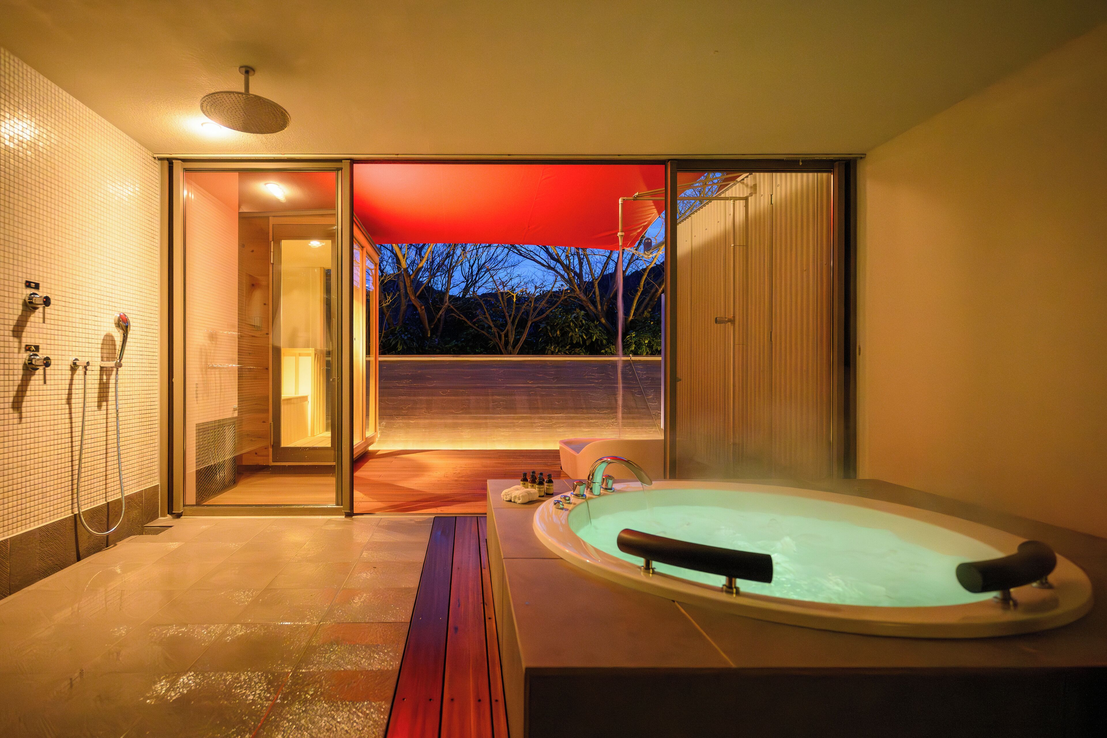 Ilmaiset hygieniatuotteet, hiustenkuivaaja, kylpytakit, tohvelit