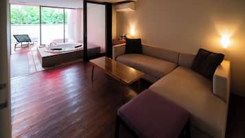 Superior Double Room Maisonette with Spa Bath -Annex | Free WiFi, bed sheets