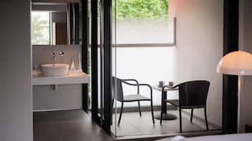 Superior Double Room Maisonette with Spa Bath -Annex | Free WiFi, bed sheets