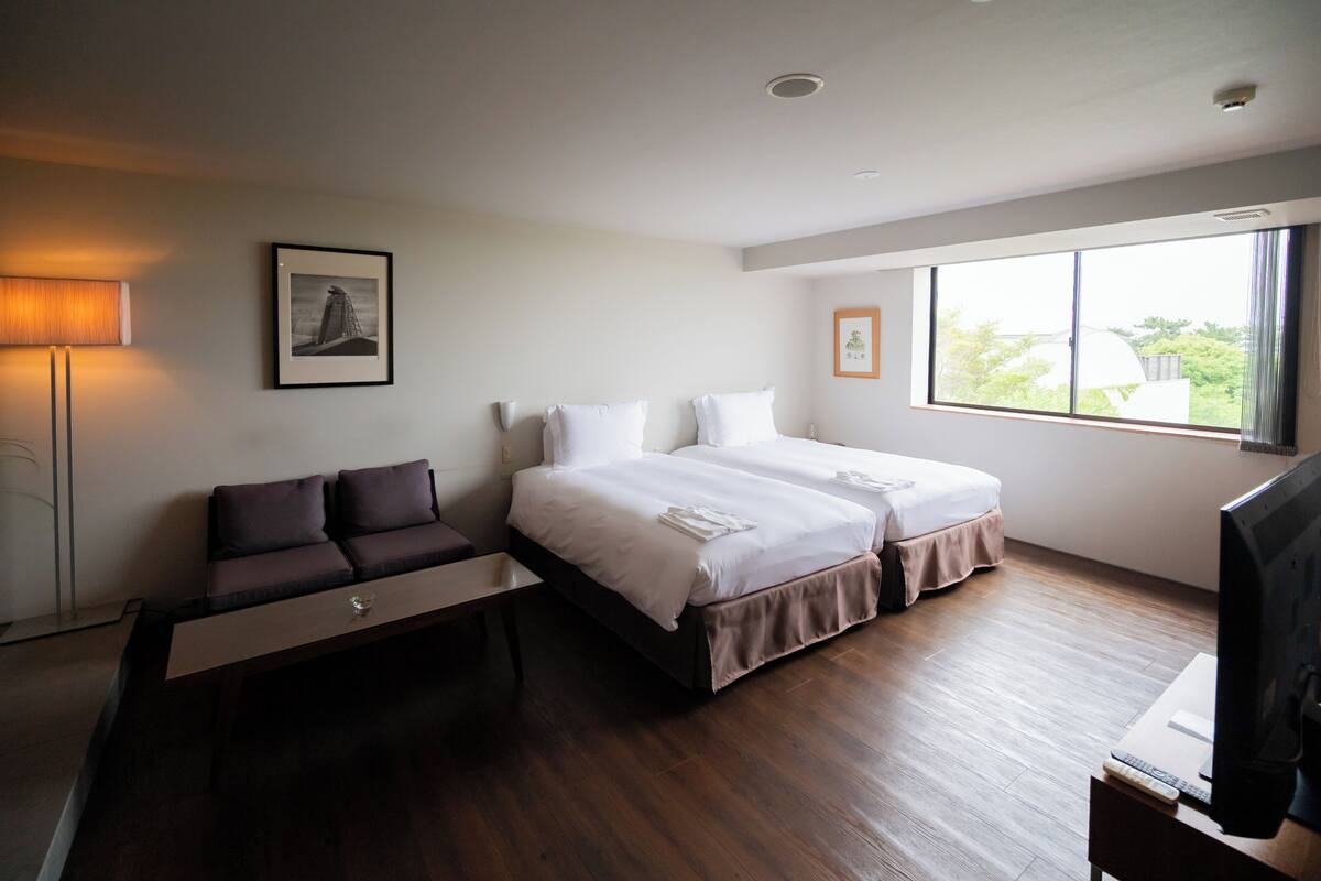 Superior Hollywood Twin Room Maisonette with Spa Bath -Annex | WiFi (free), bed sheets