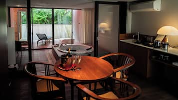 Superior Hollywood Twin Room Maisonette with Spa Bath -Annex | Free WiFi, bed sheets