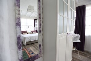 Executive Quadruple Room | Premium bedding, minibar, free WiFi