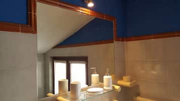 Doppia Superior, 1 letto queen, non fumatori, piano elevato | Dotazioni del bagno | Doccia, set di cortesia gratuito, asciugacapelli, bidet