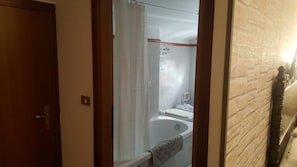 Shower, free toiletries, hair dryer, bidet - Stenghe Stracche (Ascoli Piceno)