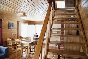 Mökki, 2 makuuhuonetta, oma kylpyhuone, näköala puistoon (Koppelo) | Oleskelualue