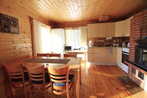 Cottage, 2 kamar tidur, kamar mandi pribadi, pemandangan taman (Koppelo) | Dapur pribadi | Mesin pembuat kopi/teh dan peralatan masak/sendok-piring