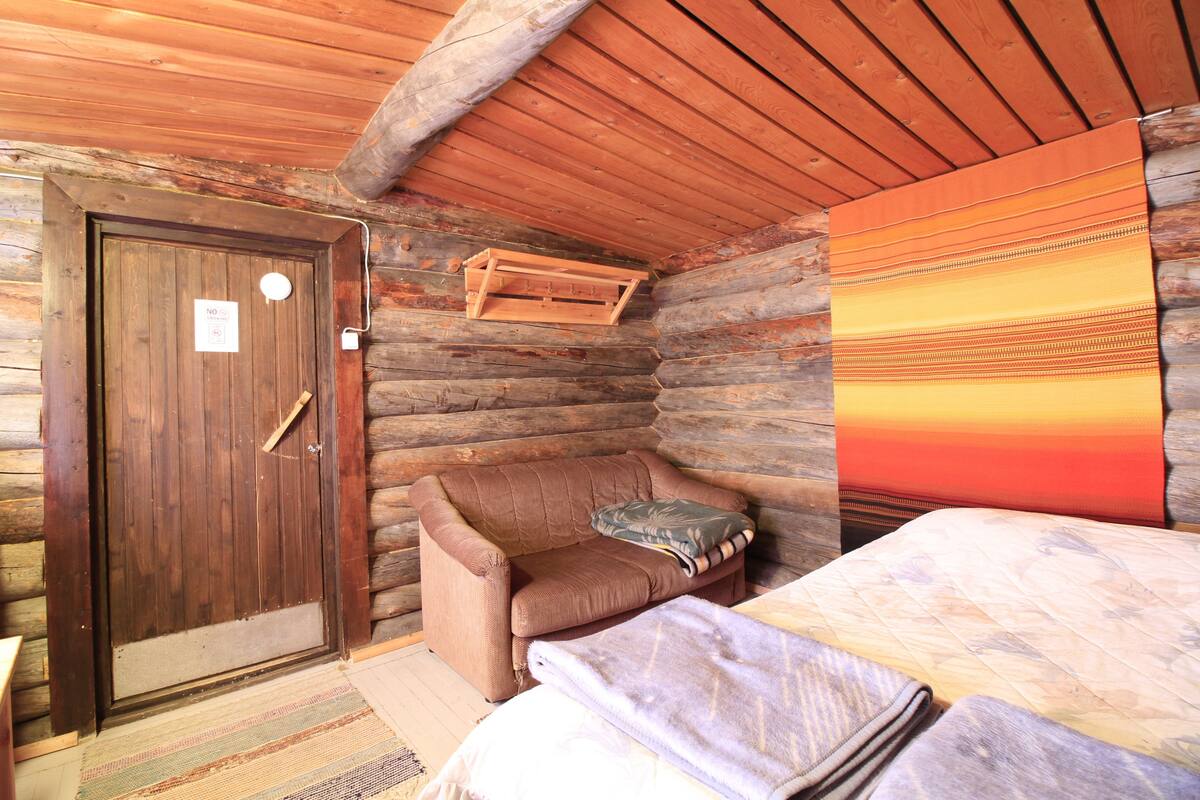 Basic Cabin, Shared Bathroom (3,4,8,9) | Desk, WiFi (free)