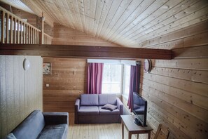 Mökki, 3 makuuhuonetta, oma kylpyhuone (Piilopirtti) | Olohuone