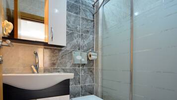 Pancuran mandi, hulu semburan hidrourut, pengering rambut, selipar