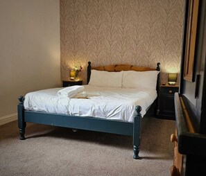 Premium bedding, desk, iron/ironing board, free WiFi