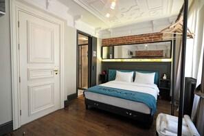 Habitación doble, vista a la ciudad | Ropa de cama de alta calidad, edredón y escritorio 