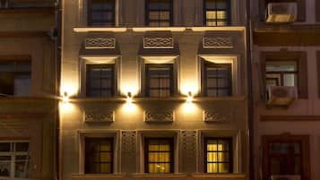 Fassade der Unterkunft – Abend/Nacht