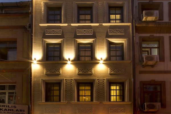 Vista frontal de la propiedad por la tarde o noche