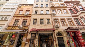 A multi-story building with a ground-floor coffee shop and a hotel. - Taksim Avenue Hotel (Istanbul)