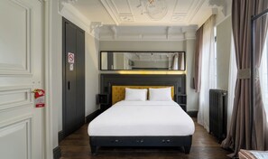 Quarto casal, vista para a cidade | Roupas de cama premium, edredons de pluma, escrivaninha