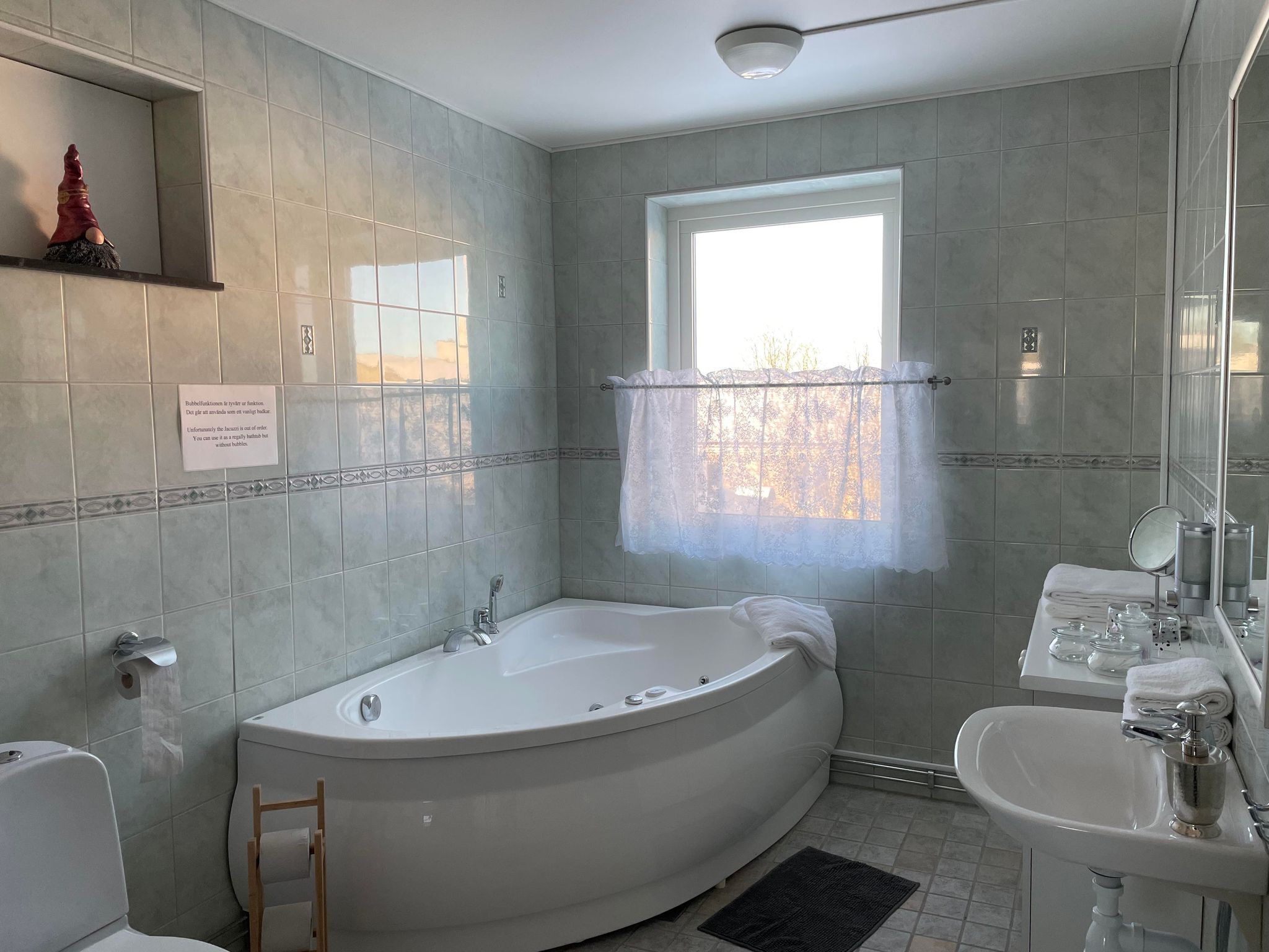 Junior Suite, 1 Double Bed | Bathroom | Towels, soap, shampoo, toilet paper