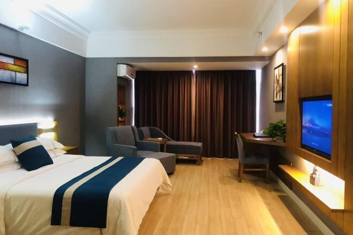 Escritorio, tabla de planchar con plancha, wifi gratis y ropa de cama