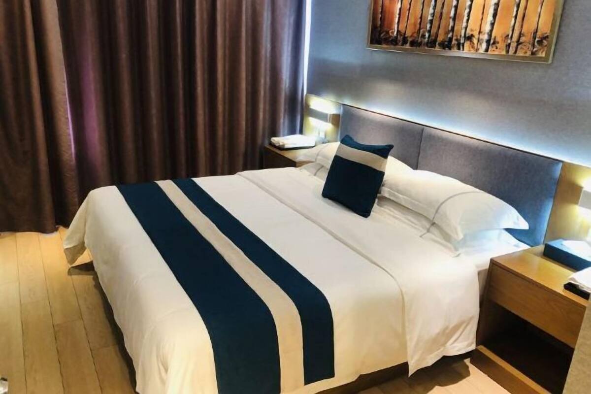 Escritorio, tabla de planchar con plancha, wifi gratis y ropa de cama