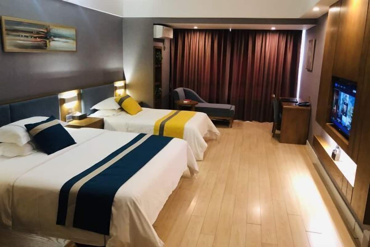 Escritorio, tabla de planchar con plancha, wifi gratis y ropa de cama