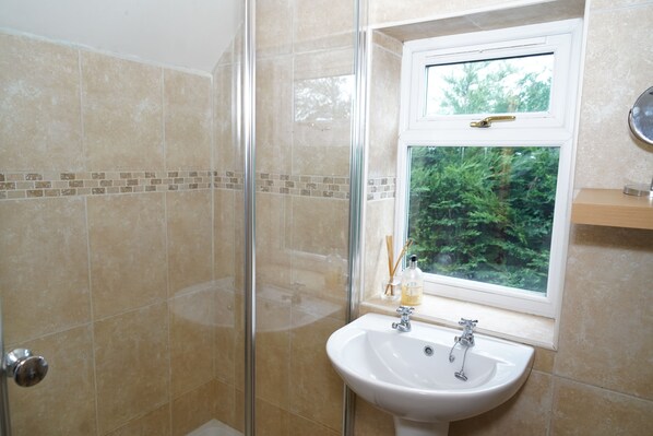 Comfort Studio, Kitchenette, Garden View | Bathroom | Shower, free toiletries, towels