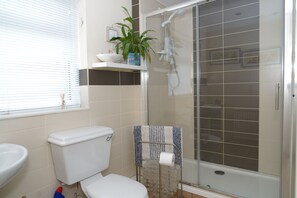 Familiestudio, 1 kingsize-seng, tilgjengelighetstilpasset, hageutsikt | Bad | Dusj, toalettartikler (inkludert) og håndklær