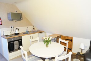 Comfort Studio, Kitchenette, Garden View | In-room dining