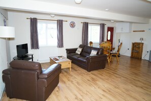 Familiestudio, 1 soverom, hageutsikt, 1. etasje | Oppholdsområde | Flatskjerm-TV og Netflix