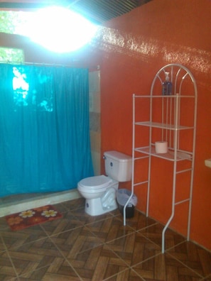 Dusch, gratis toalettartiklar och handdukar