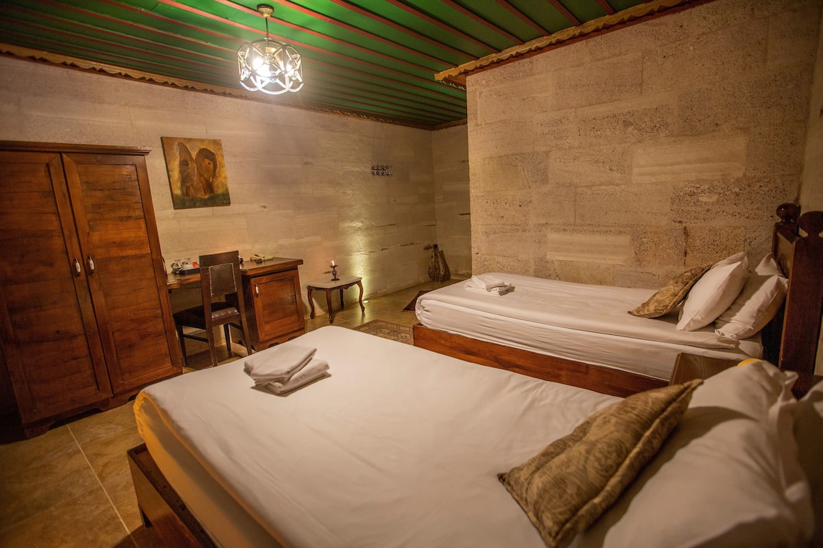 Habitación estándar con 2 camas individuales | 1 dormitorio, decoración individual, escritorio