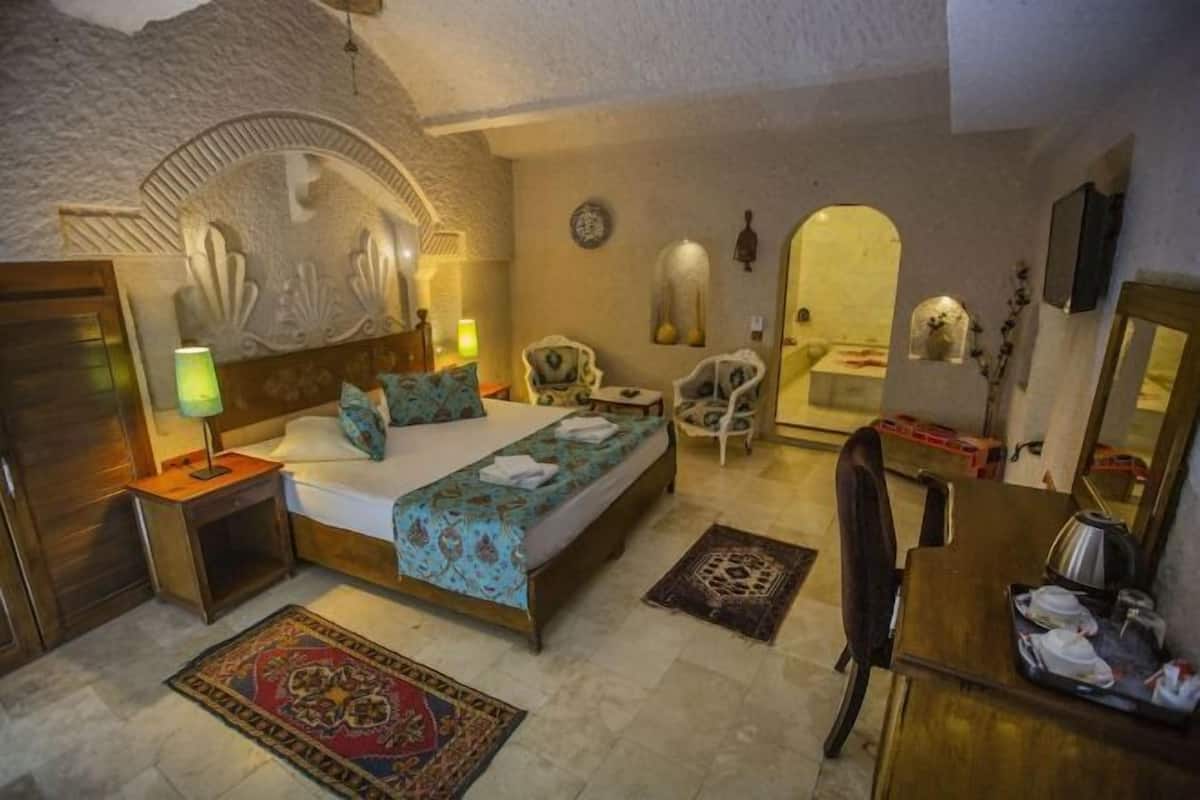 1 bedroom, individually decorated, desk, laptop workspace