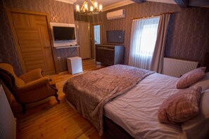 Hochwertige Bettwaren, Zimmersafe, Schreibtisch, Bügeleisen/Bügelbrett