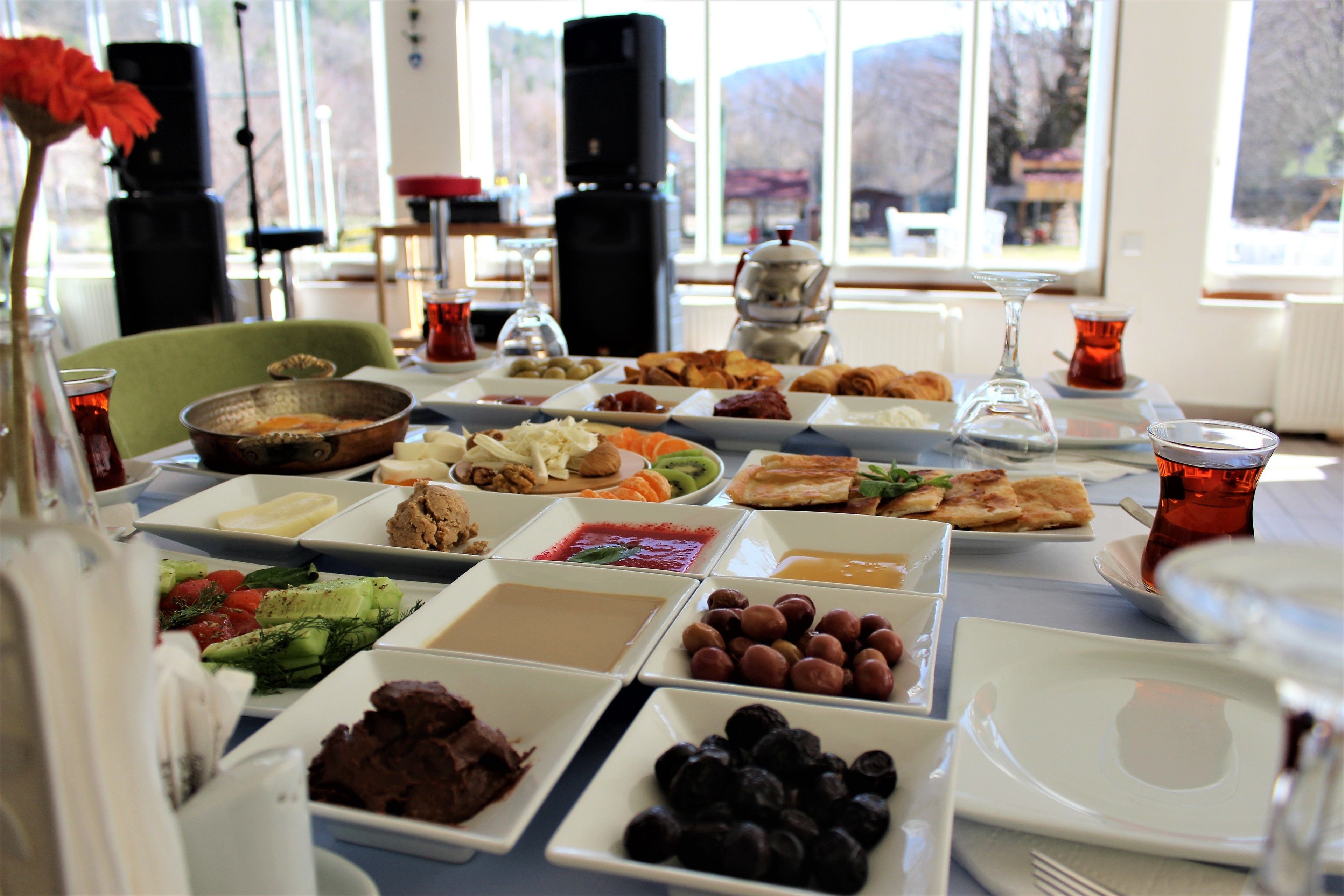 free daily full breakfast