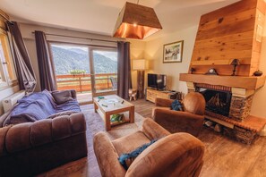 Leilighet – deluxe, 2 soverom, fjellutsikt | Oppholdsområde | Flatskjerm-TV og DVD-spiller