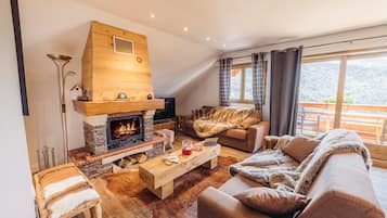 Departamento Deluxe, 5 habitaciones, vista a la montaña | Área de sala de estar | Televisión de pantalla plana y reproductor de DVD