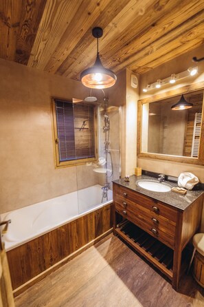 Deluxe Apartment, 4 Bedrooms, Mountain View | Bathroom