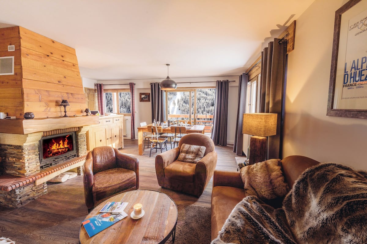 Appartamento Deluxe, 2 camere da letto, vista montagna | Area soggiorno | TV a schermo piatto, lettore DVD