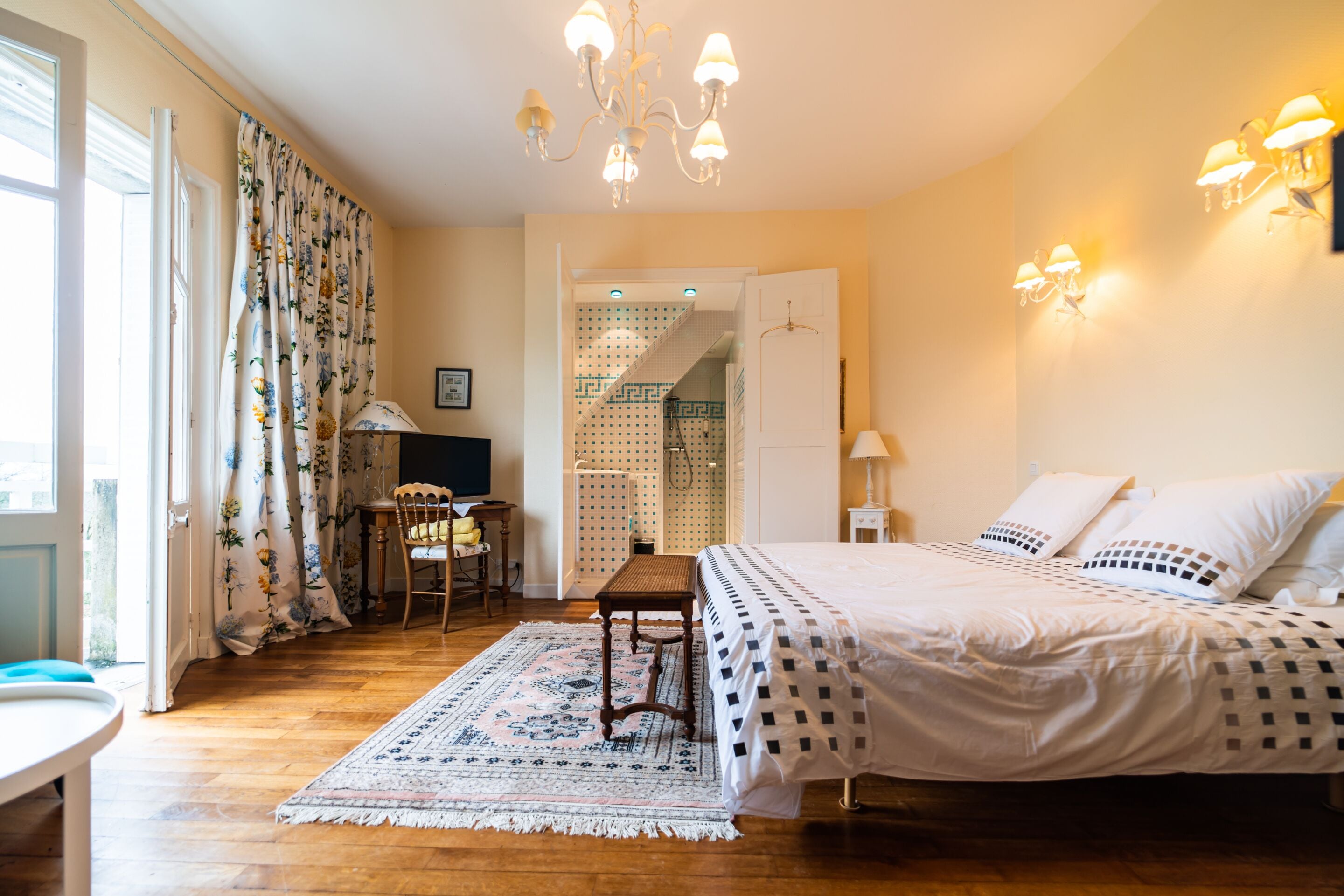 Kahden hengen superior-huone | Ylelliset vuodevaatteet, työpöytä, pimennysverhot, äänieristys