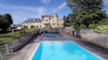 Indoor pool, seasonal outdoor pool, pool loungers