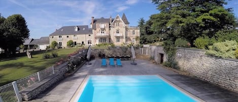 Indoor pool, seasonal outdoor pool, sun loungers