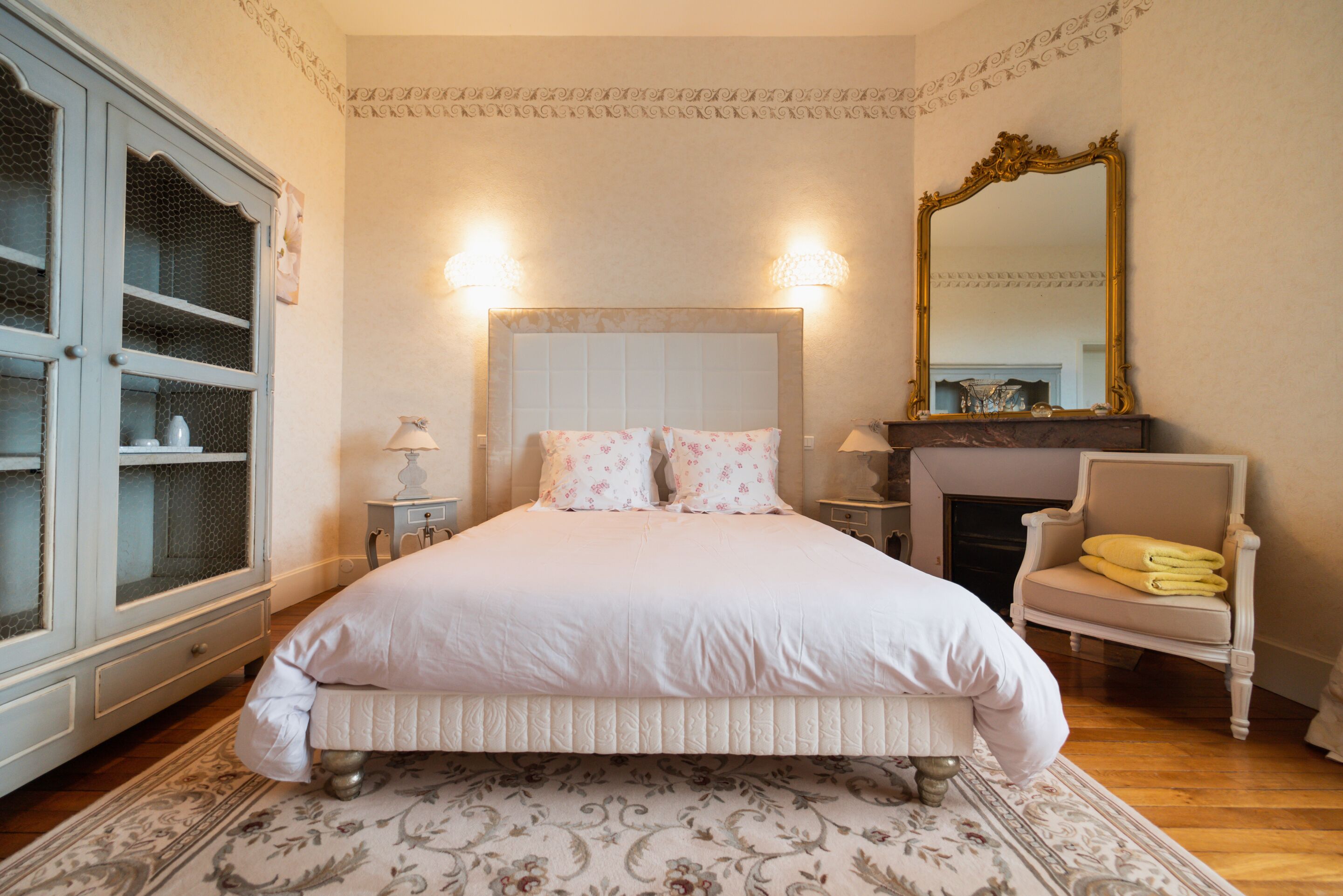 أغطية فراش متميزة ومكتب وستائر تعتيم وتجهيزات عازلة للصوت